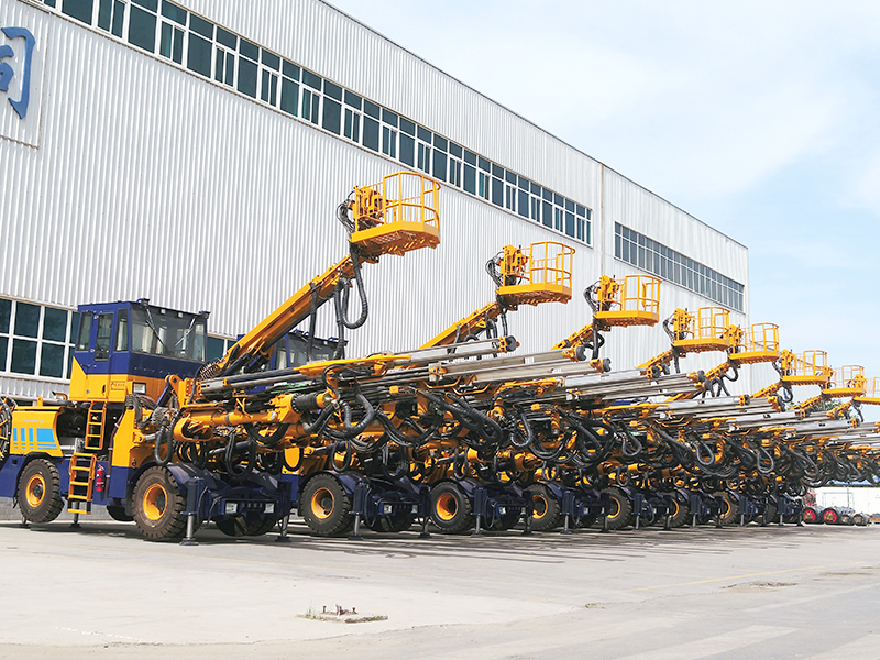 三臂凿岩台车整装待发